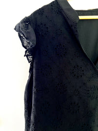 La robe courte noire avec ses détails uniques incarne l'essence même de l'élégance moderne. Ses finitions raffinées ajoutent une touche de sophistication à sa silhouette intemporelle, faisant de cette pièce un choix parfait pour toute occasion spéciale ou une soirée inoubliable.