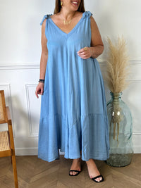 Cette élégante robe Loriana longue bleue clair, avec sa coupe ample et fluide, offre une silhouette gracieuse et flatteuse pour toutes les morphologies. Son tissu léger et sa teinte profonde ajoutent une touche de sophistication, idéale pour des occasions spéciales.