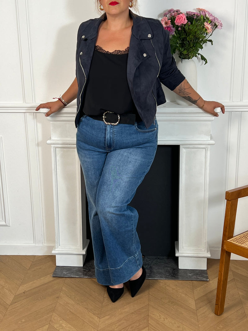 Ce perfecto bleu marine grande taille, modèle Calista, allie élégance et confort. Ses manches longues et son col revers apportent une touche classique, tandis que la fermeture éclair et les boutons argentés ajoutent un détail raffiné.