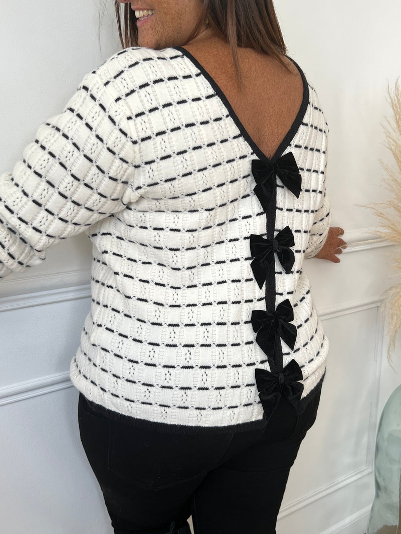 Découvrez le confort et l'élégance du pull écru Maewen ! Avec son motif noir unique, son col rond et ses manches longues, il ajoutera une touche de style à votre tenue. Les 2 poches à nœuds et les boutons argentés sur la longueur le rendent à la fois pratique et moderne. Faites-vous plaisir avec ce pull de qualité.