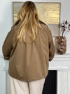Le classique revisité : le trench court camel. Avec sa coupe moderne et sa teinte intemporelle, il apporte élégance et style à toutes tes tenues. Parfait pour la mi-saison, il se porte aussi bien au quotidien qu’en soirée.