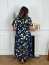 Cette robe longue bleu marine enchante par ses motifs floraux dorés, évoquant un raffinement intemporel. Parfaite pour les occasions spéciales ou journée ensoleillé, elle incarne le mariage parfait entre sobriété et glamour, captivant tous les regards avec son allure enchanteresse.