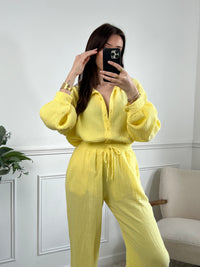 Affichez votre style unique avec la chemise Jolina jaune en gaz de coton pour femme ! Avec des manches longues et un col chemise, cette chemise est à la fois chic et décontractée. Cette chemise vous offrira un confort inégalable.