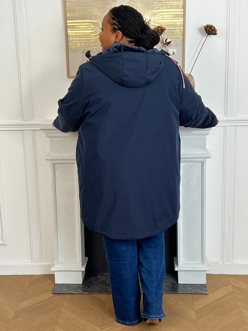 Ce manteau bleu marine combine style et chaleur avec élégance. Son intérieur fourré offre un confort douillet tout en vous protégeant du froid. Sa teinte bleu marine intemporelle et tendance en fait une pièce polyvalente, facile à assortir à toutes vos tenues d’hiver.