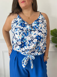 Ce top bleu à bretelles réglables séduit par son élégance discrète et son motif floral délicat dans les tons bleu et beige. Léger, féminin et facile à porter, il ajoute une touche romantique à n’importe quelle tenue.