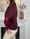 Un essentiel twisté avec élégance. Ce pull bordeaux à manches longues en dentelle mêle douceur et transparence pour un style à la fois simple et raffiné.