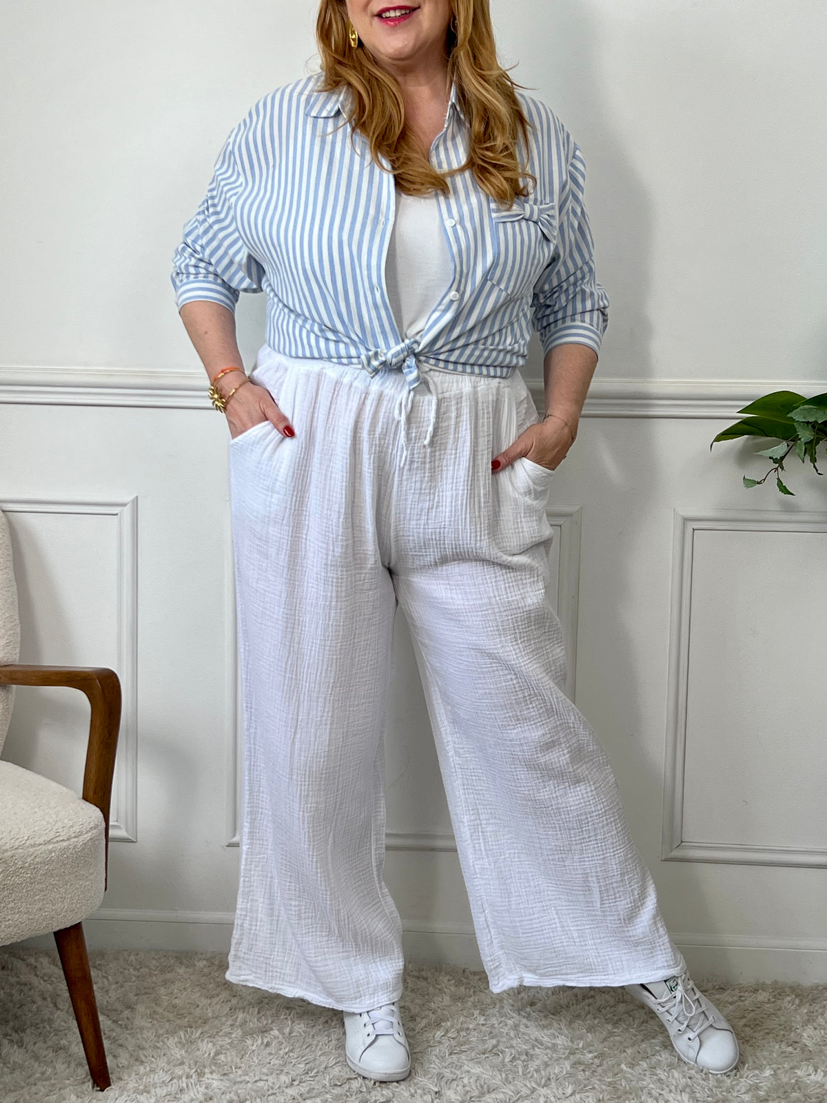 Ce pantalon écru grande taille Maloe est à la fois chic et décontracté. Fabriqué en gaze de coton, il est léger et confortable à porter toute la journée.