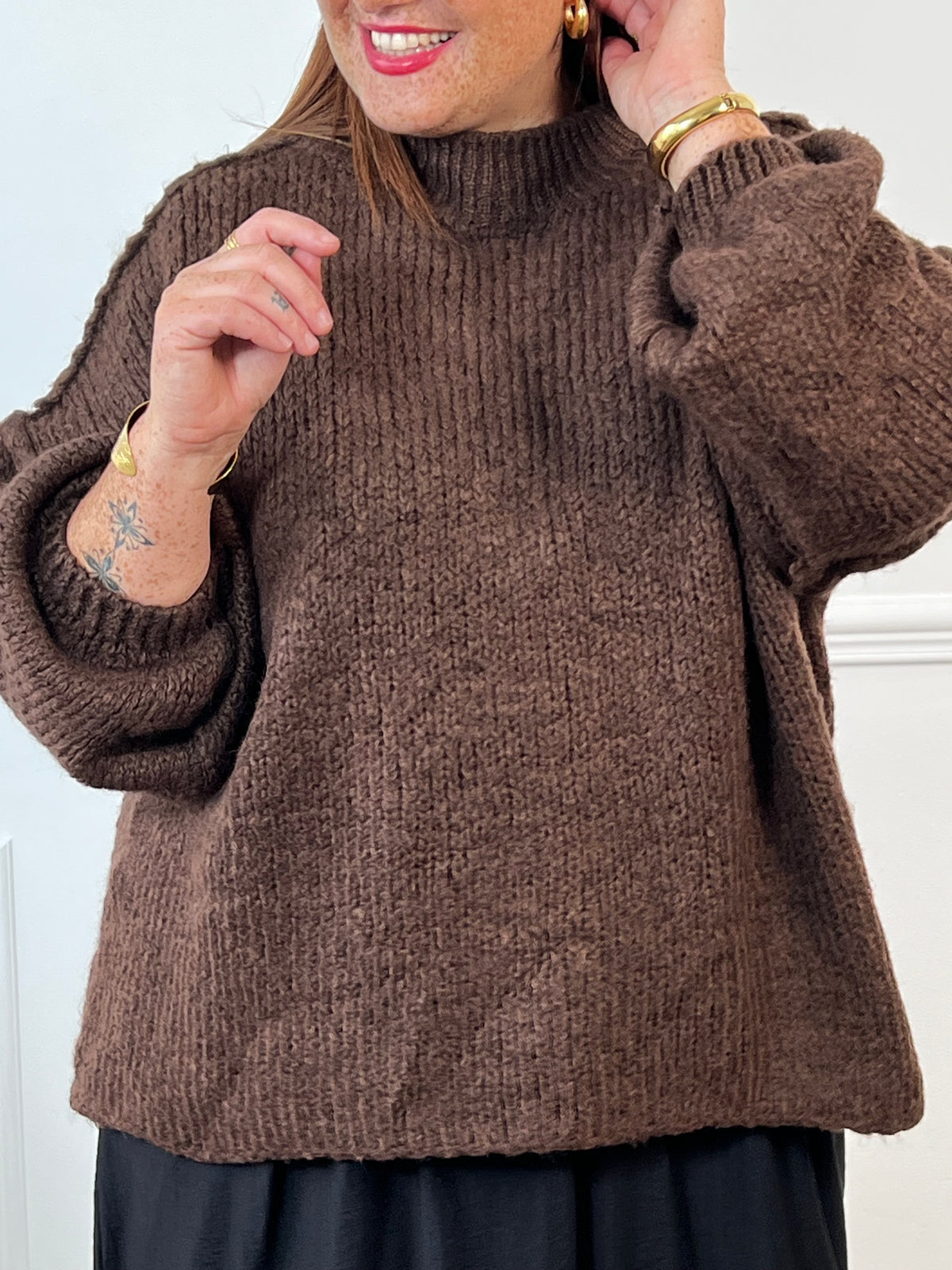 Chaleureux et confortable, ce pull épais en maille marron séduit par sa coupe ample et son toucher d’une douceur irrésistible. Facile à porter, il allie style décontracté et cocooning, idéal pour traverser la saison avec élégance et confort.