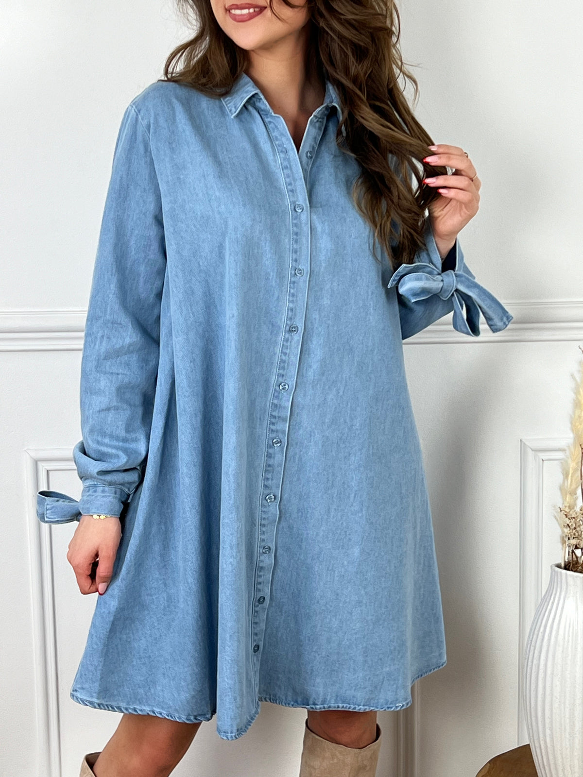 Dynamisez votre garde-robe avec la robe Zoena en jean bleu ! Cette robe courte est parfaite pour toutes les occasions grâce à ses manches longues, ses boutons sur la longueur et ses liens aux manches. Ajoutez une touche de couleur et de style à votre tenue avec cette robe en jean tendance.