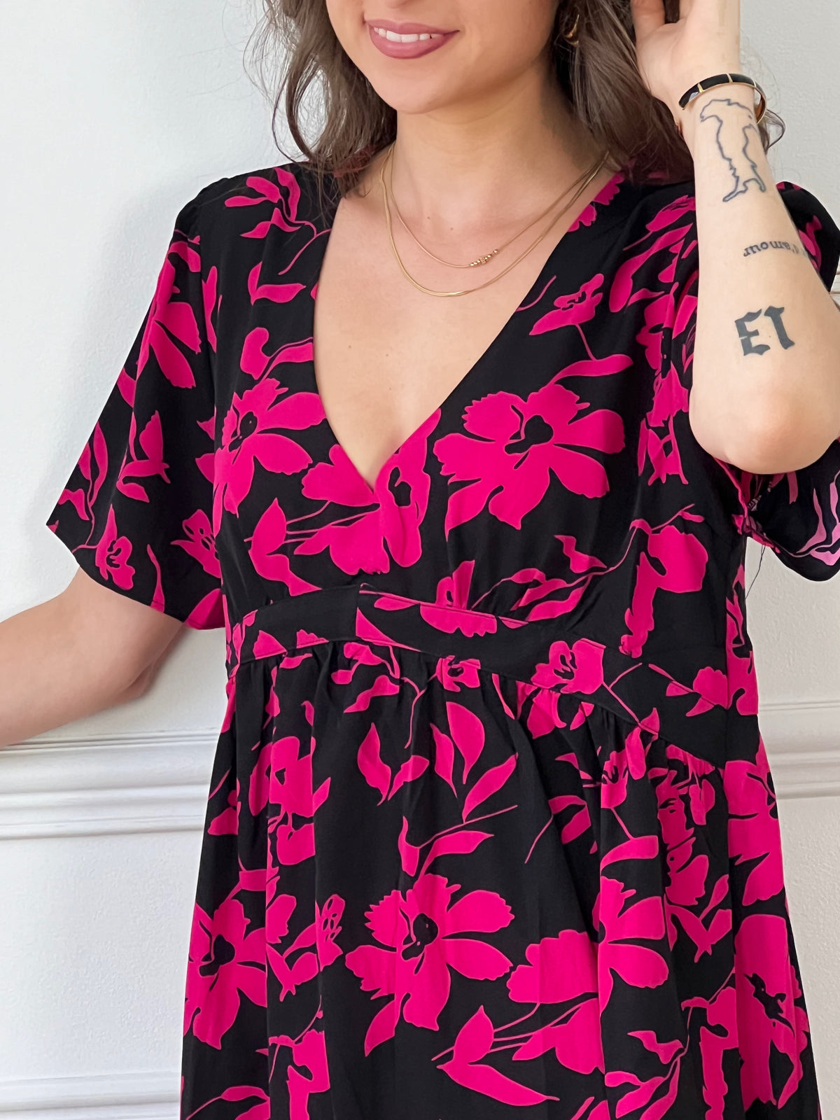 Cette robe noire et fuchsia : Rosila est à la fois élégante et audacieuse. Avec sa coupe courte et son motif fleur, elle est parfaite pour une soirée spéciale ou une journée décontractée. Le contraste du noir et du fuchsia apportera une touche de couleur à votre garde-robe.