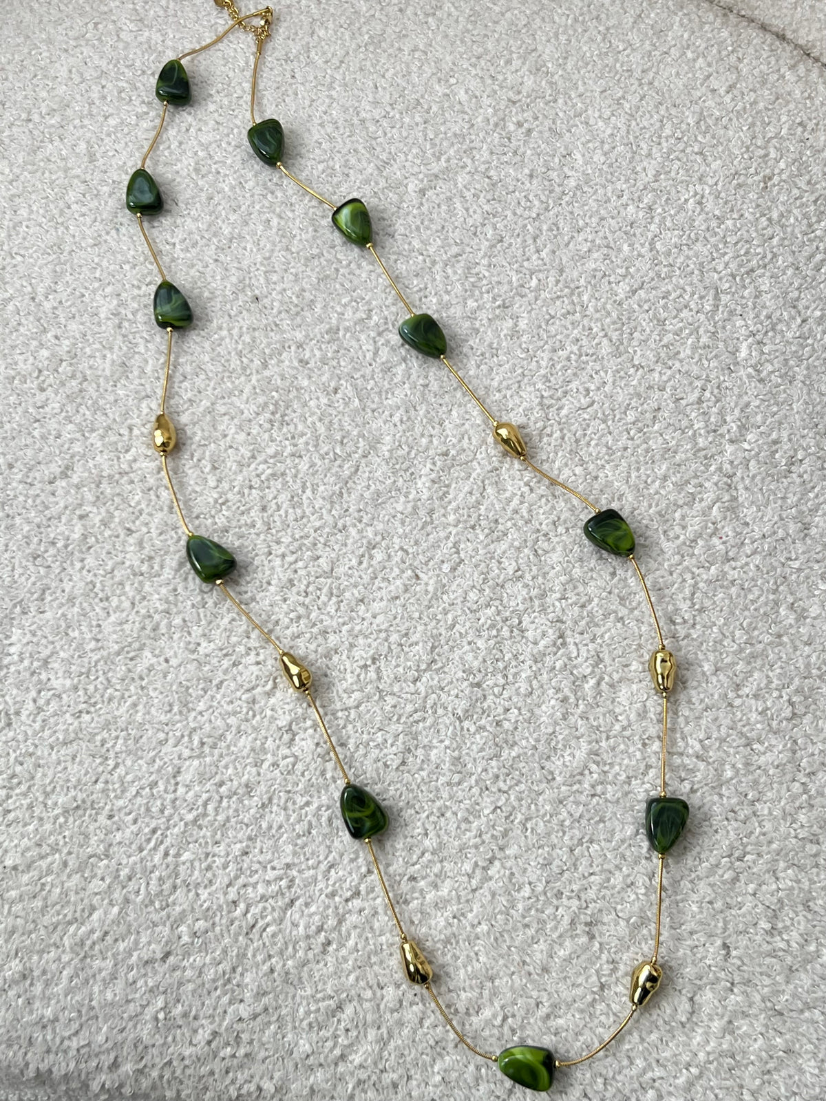 Collier long doré et vert : Alca