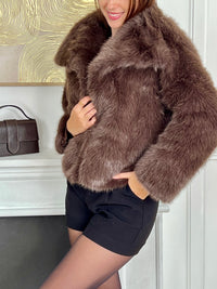 Cette veste marron "Celya" allie élégance et confort avec son style fausse fourrure douce et ses manches longues, parfaites pour vous garder au chaud. Les deux points d'accroche sur le devant assurent un maintien pratique tout en valorisant votre silhouette.
