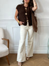 Ce gilet sans manches marron, Gaela, allie simplicité et élégance avec son col rond classique. Les broches dorées sur le devant ajoutent une touche sophistiquée, rehaussant discrètement votre look tout en restant confortable et facile à porter.