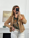 Intemporel et tendance, ce perfecto en effet daim beige séduit par sa douceur et son allure moderne. Sa coupe ajustée met en valeur la silhouette tandis que ses finitions apportent une touche élégante et décontractée à la fois. Une pièce incontournable pour sublimer toutes vos tenues, du quotidien aux occasions spéciales.