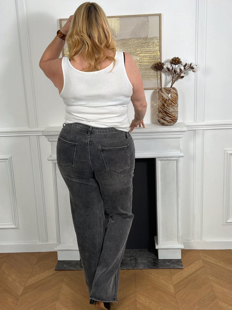 Ce jean gris wide leg Tall est spécialement conçu pour les femmes grandes, offrant une coupe élégante et confortable. Il dispose de deux poches à l'avant et à l'arrière pour ranger vos essentiels, ainsi qu'une fermeture éclair avec bouton pour un ajustement facile.&nbsp;