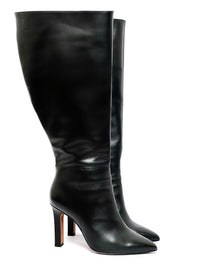 Ces bottes hautes ont été imaginées pour sublimer les mollets larges avec raffinement. Avec leur fermeture éclair à mi-hauteur, leur design structuré sans élastique, leur bout pointu élégant et leurs talons rectangles modernes, elles offrent une allure affirmée et sophistiquée. Confectionnées en cuir 100% de qualité et en noir intemporel, elles incarnent un savoir-faire portugais d'exception, alliant style et confort pour chaque silhouette.