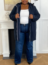 Ce manteau bleu marine combine style et chaleur avec élégance. Son intérieur fourré offre un confort douillet tout en vous protégeant du froid. Sa teinte bleu marine intemporelle et tendance en fait une pièce polyvalente, facile à assortir à toutes vos tenues d’hiver.
