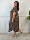 Robe longue à motifs léopards pour femme – Cette robe fluide et élégante est dotée de manches courtes, de poches latérales et de boutons sur toute la longueur. Des broches dorées en forme de soleil ornent le devant pour une touche originale. Motifs léopards dans des tons noir, beige et camel. Composition 100 % polyester. Fabriqué en Italie.