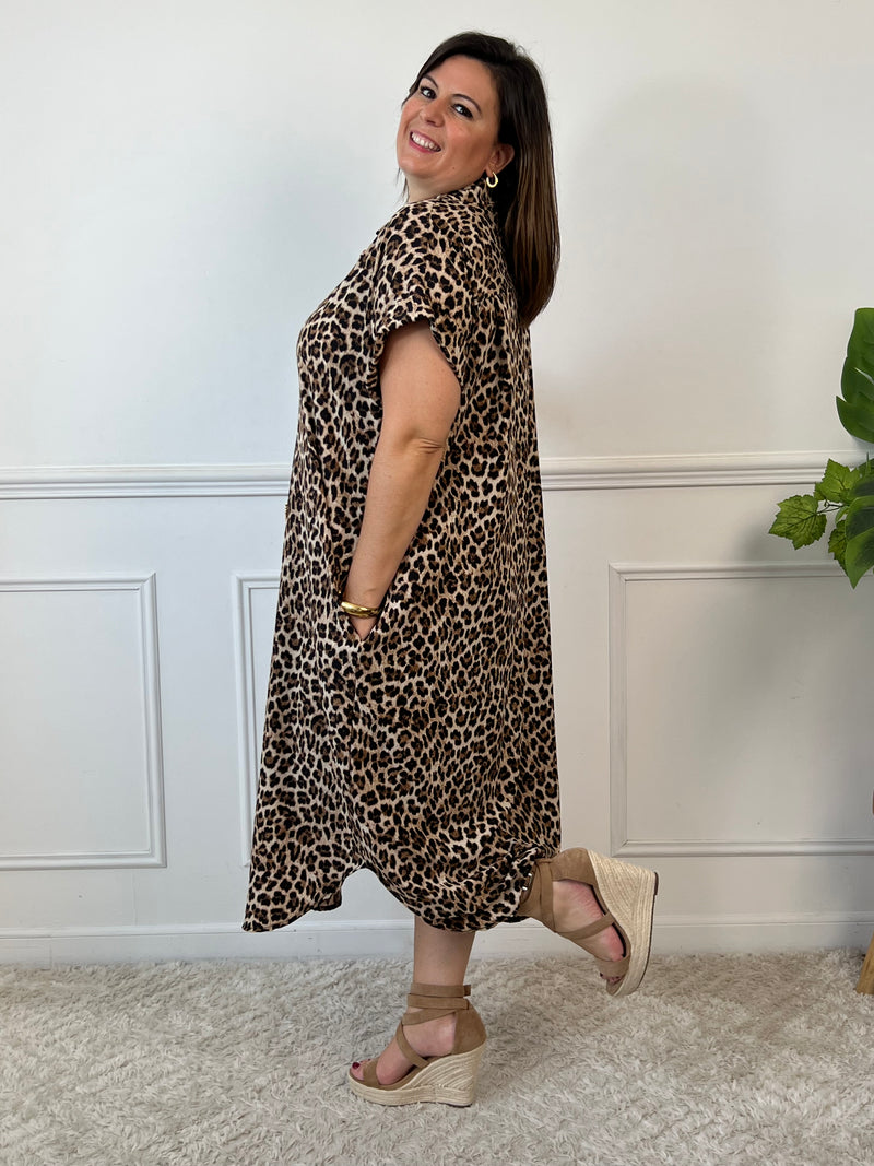 Robe longue à motifs léopards pour femme – Cette robe fluide et élégante est dotée de manches courtes, de poches latérales et de boutons sur toute la longueur. Des broches dorées en forme de soleil ornent le devant pour une touche originale. Motifs léopards dans des tons noir, beige et camel. Composition 100 % polyester. Fabriqué en Italie.