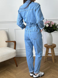 Combinaison en jean longue : look décontracté et moderne avec une silhouette élégante. Fabriquée en denim durable, dotée de boutons-pression ou d'une fermeture éclair à l'avant et de poches pratiques. Parfaite avec des baskets pour un style décontracté ou des talons pour une allure sophistiquée. Un essentiel polyvalent pour toutes les saisons.