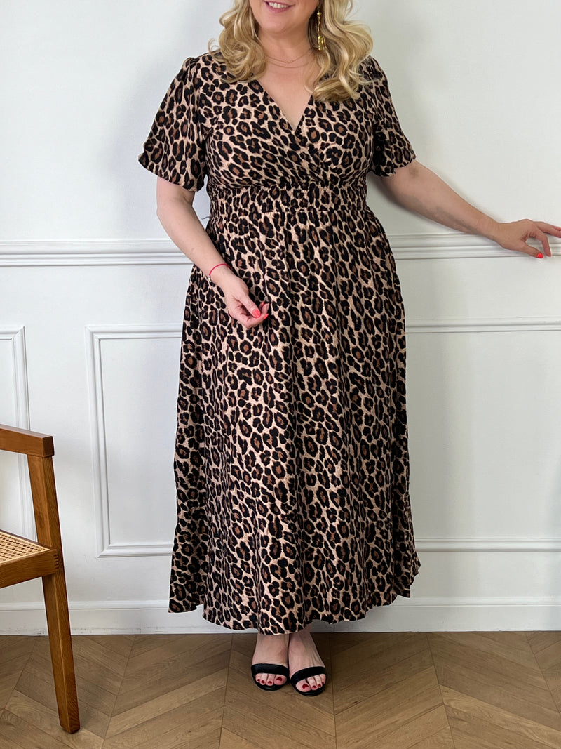 Apportez une touche sauvage à votre garde-robe avec notre Robe Léopard Curve Oxana! Avec son motif léopard et sa ceinture, elle allie style et confort pour un look unique. Parfaite pour toutes les occasions, laissez-vous séduire par cette robe mi-longue au charme indéniable.