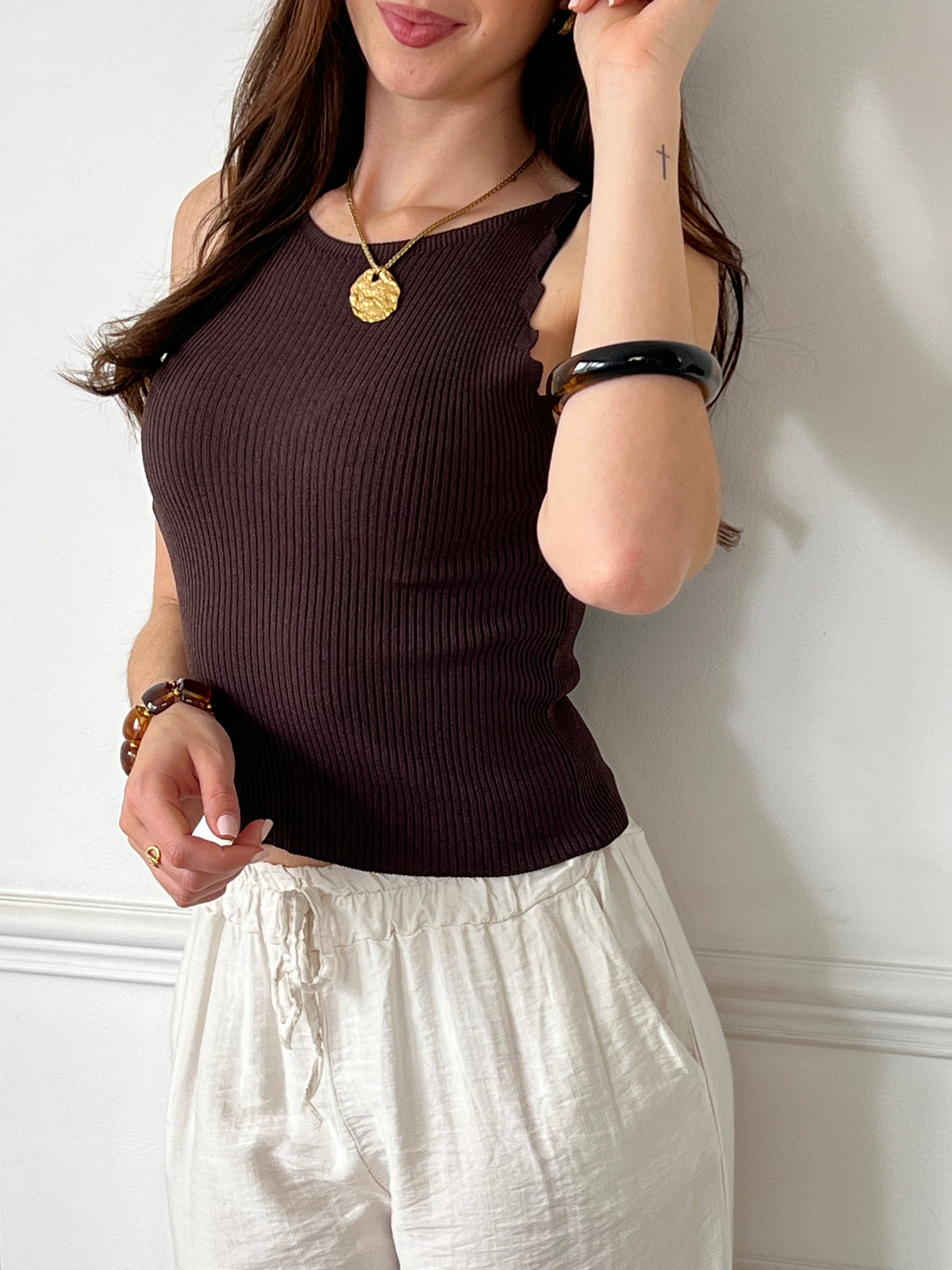 Ce top marron Edina, doté de bretelles non réglables et d’un col rond à l’avant comme à l’arrière, offre une coupe simple et confortable. Sa teinte chaleureuse s’adapte facilement à toutes vos tenues, pour un style à la fois décontracté et soigné au quotidien.