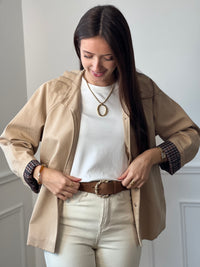 Élégant et moderne, ce trench court beige séduit par son col montant plissé qui lui confère une allure raffinée. Son intérieur à carreaux apporte une touche intemporelle et chic, faisant de cette pièce un indispensable de mi-saison.