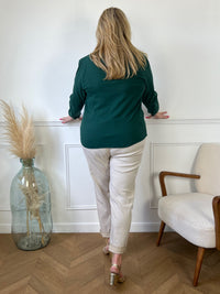 Découvrez notre ravissante chemise verte Curve : Laury en gaze de coton douce et légère. Avec son col V festonné, ses boutons dorés et ses manches longues, elle vous offrira confort et élégance en toutes occasions. Sa couleur vert sapin apportera une touche de fraîcheur à votre tenue.