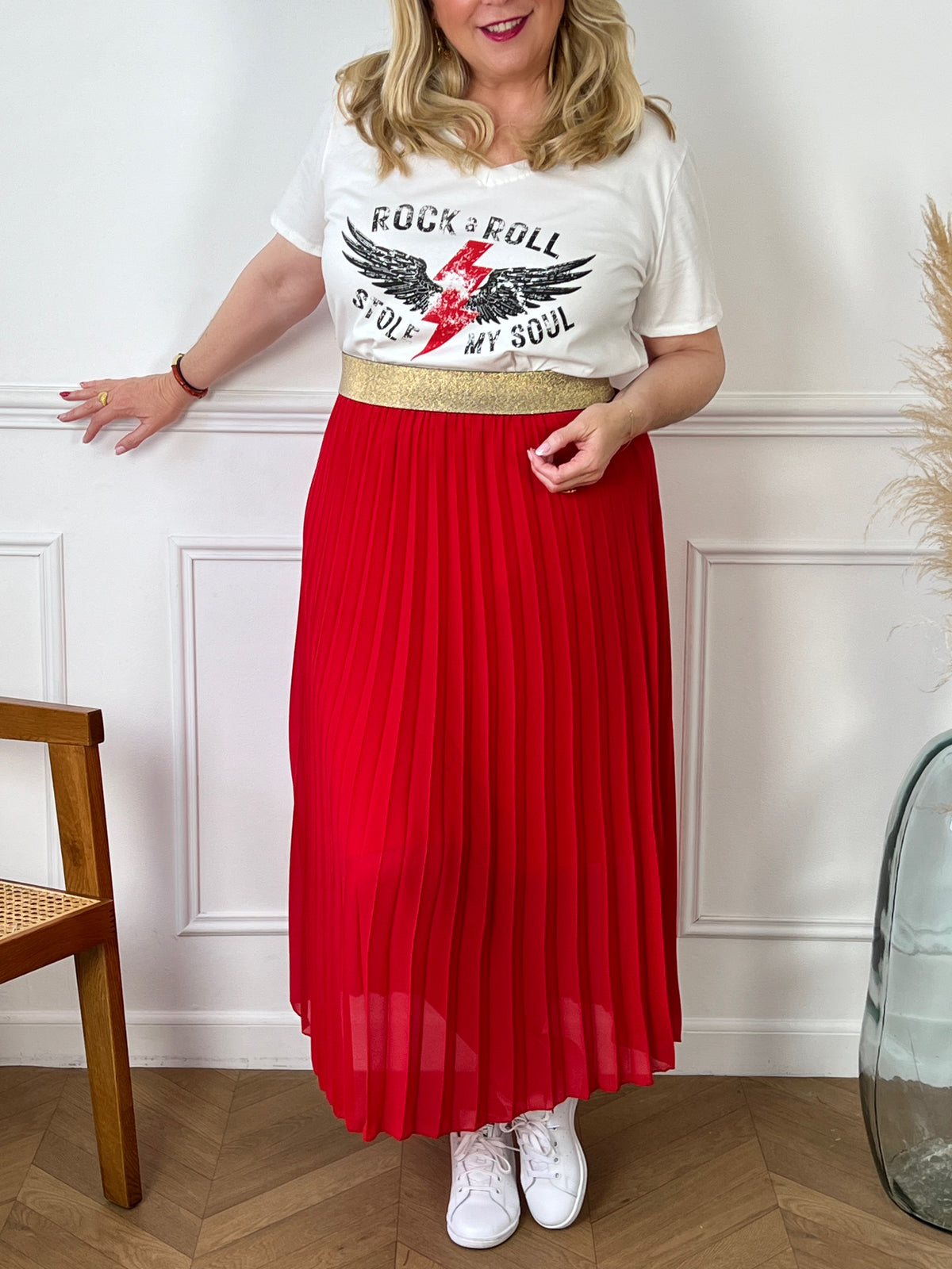 La jupe rouge plissée de grande taille incarne une élégance intemporelle. Avec sa coupe longue et plissée, elle offre une silhouette flatteuse et tendance. La couleur rouge ajoute une touche sexy et polyvalente, parfaite pour diverses occasions. Cette pièce allie style et confort, créant une tenue sophistiquée et moderne pour les femmes de grande taille.