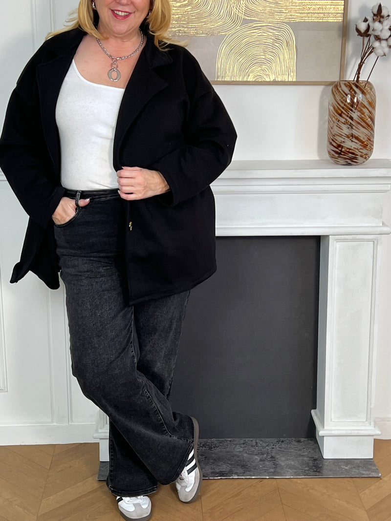 Chic et pratique, ce manteau noir à manches longues séduit par sa capuche amovible effet sweat gris. Une pièce moderne et polyvalente qui offre à la fois chaleur, confort et élégance au quotidien.