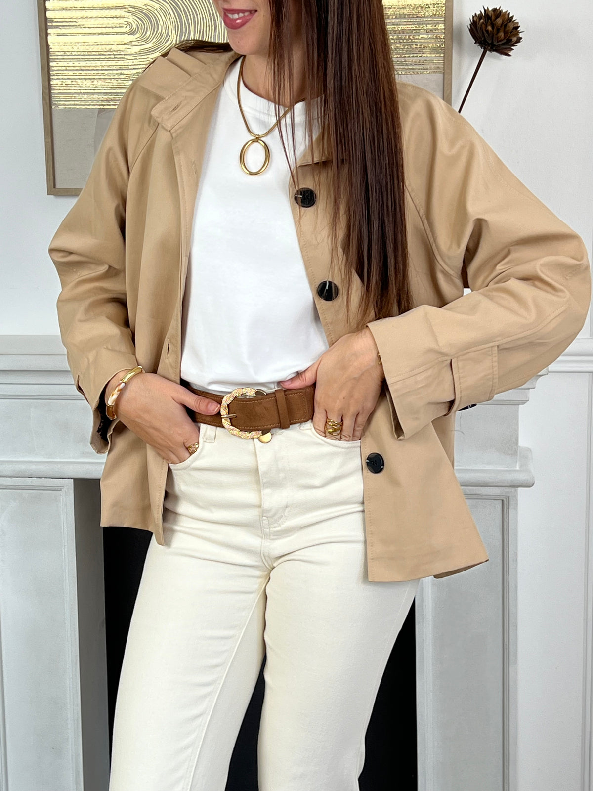 Élégant et moderne, ce trench court beige séduit par son col montant plissé qui lui confère une allure raffinée. Son intérieur à carreaux apporte une touche intemporelle et chic, faisant de cette pièce un indispensable de mi-saison.