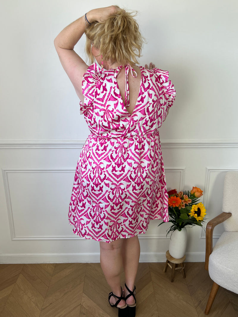 Découvrez notre robe short rose et écrue : Kenzi avec des volants aux épaules et un col cache coeur. Avec un lien à nouer au dos, élastique à la taille, et motifs assortis, cette robe peut être portée pour toutes occasions. Féminine et confortable, elle vous mettra en valeur en toutes circonstances!