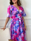 Découvrez notre robe longue à motifs Lexie ! Avec ses manches courtes, son col V et sa taille élastique au dos, elle vous offre un confort et un style subtils.&nbsp;