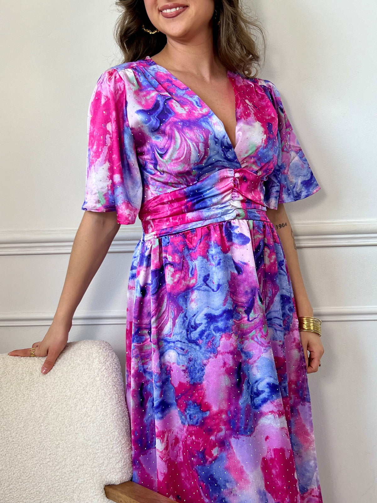 Découvrez notre robe longue à motifs Lexie ! Avec ses manches courtes, son col V et sa taille élastique au dos, elle vous offre un confort et un style subtils.&nbsp;
