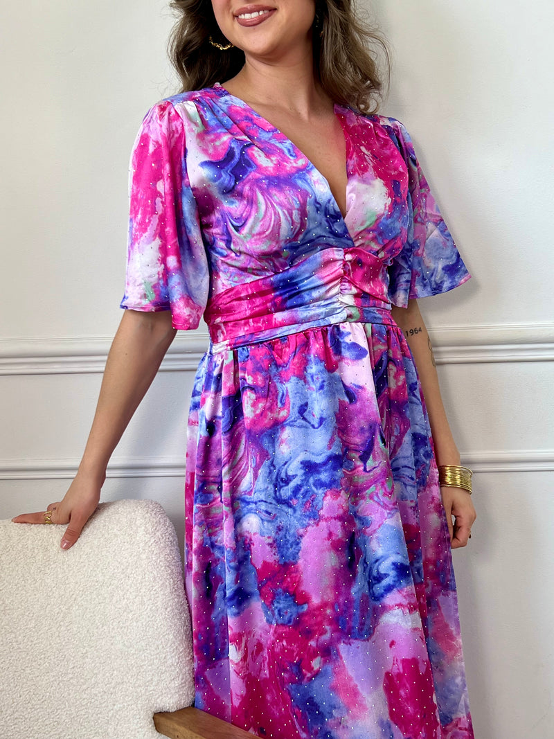 Découvrez notre robe longue à motifs Lexie ! Avec ses manches courtes, son col V et sa taille élastique au dos, elle vous offre un confort et un style subtils.&nbsp;
