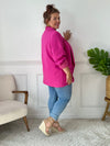 Ce blazer grande taille à la coupe élégante sublime la silhouette avec sa couleur rose fuchsia éclatante. Doté de manches longues, d’épaulettes structurantes et de deux poches factices sur le devant, il apporte une touche chic à toutes vos tenues. Entièrement doublé, il assure confort et maintien tout au long de la journée.