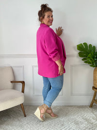 Ce blazer grande taille à la coupe élégante sublime la silhouette avec sa couleur rose fuchsia éclatante. Doté de manches longues, d’épaulettes structurantes et de deux poches factices sur le devant, il apporte une touche chic à toutes vos tenues. Entièrement doublé, il assure confort et maintien tout au long de la journée.