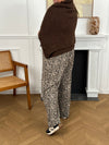 Adoptez un style tendance et confortable avec notre pantalon fluide grande taille à motifs léopards. Doté de poches latérales, d’un élastique au dos et d’une ceinture amovible assortie, il allie praticité et élégance. Disponible en noir, beige et taupe, il sublime toutes les silhouettes avec modernité.