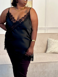 Découvrez le Top Léna, un incontournable de votre garde-robe. Confectionné en noir élégant, ce top séduisant arbore des détails en dentelle délicate au col et à l'ourlet pour une touche de féminité.