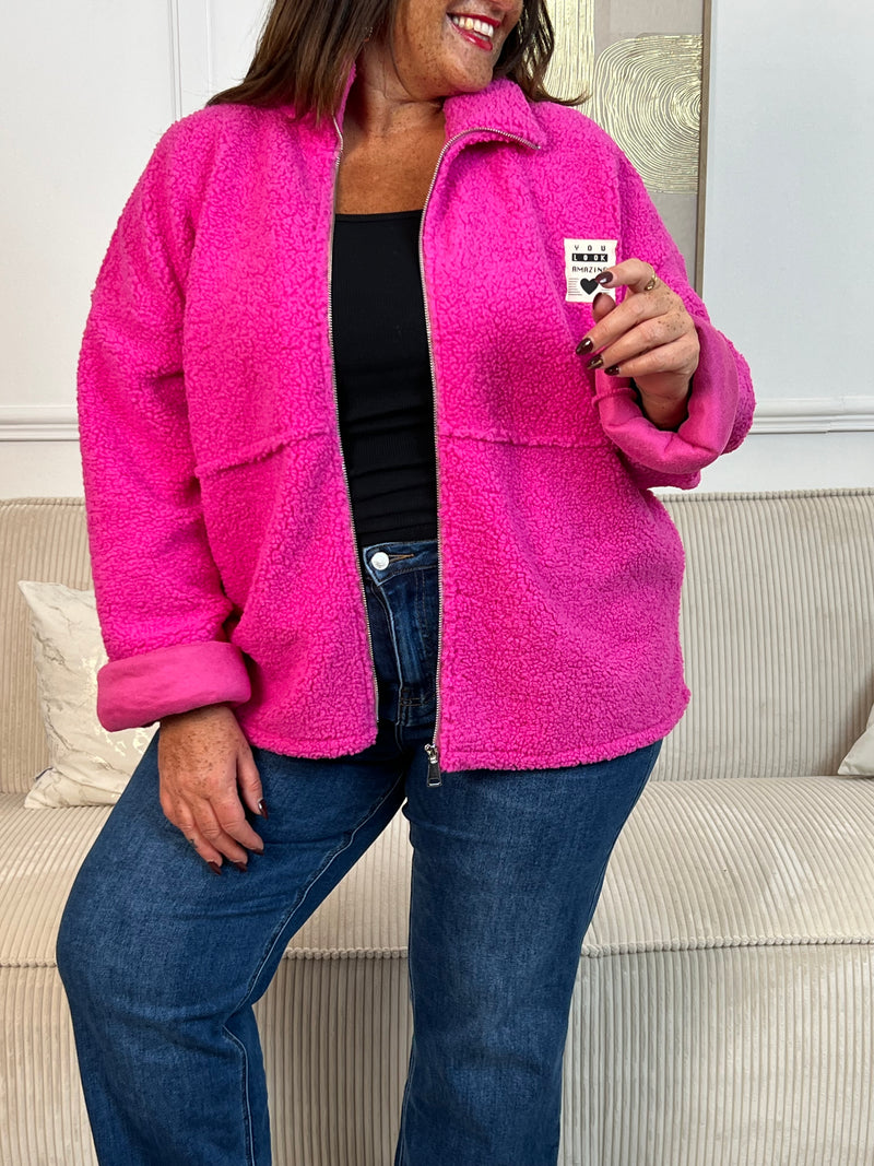 Chaleureuse et tendance, cette veste en polaire façon moumoute rose enveloppe de douceur tout en apportant une touche fun et réconfortante à tes tenues. Une pièce cosy et stylée pour affronter le froid avec charme.