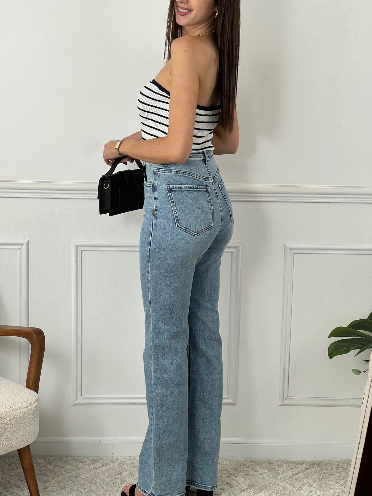 Découvrez le confort et l'élégance avec notre jean bleu pour femmes. Avec sa taille haute et sa coupe droite, il mettra en valeur votre silhouette. Pratique avec ses 2 poches latérales et 2 poches à l'arrière, il est aussi doté de passants pour ceinture. Son ourlet effiloché apporte une touche tendance.