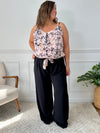 Ce pantalon noir grande taille Karoline est un essentiel pour toutes les femmes. Très confortable avec son élastique au dos et ses poches latérales à l'avant, il ajoute une touche de style avec sa ceinture amovible à motifs assortie avec le top Alena.