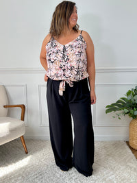 Ce pantalon noir grande taille Karoline est un essentiel pour toutes les femmes. Très confortable avec son élastique au dos et ses poches latérales à l'avant, il ajoute une touche de style avec sa ceinture amovible à motifs assortie avec le top Alena.