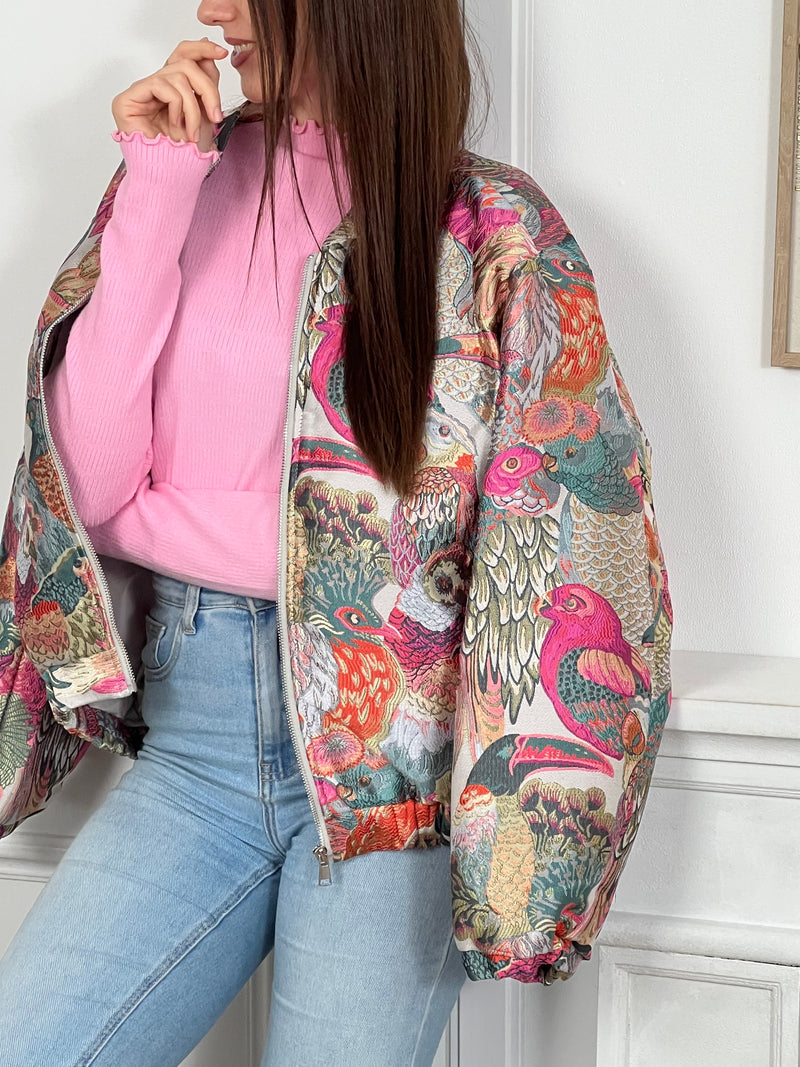 Découvre notre pull fin rose Katie avec ses volants élégants au col et aux manches. Parfait pour ajouter une touche féminine à votre garde-robe et vous tenir au chaud. À porter tendance avec un jean ou pour une occasion spéciale. Trouvez votre style avec ce pull polyvalent.