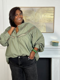 Cette chemise kaki manches longues Angelina est à la fois élégante et pleine d'esprit. Parfaite pour ajouter une touche de fantaisie à votre tenue avec ses boutons et broderies uniques sur le devant et aux manches.