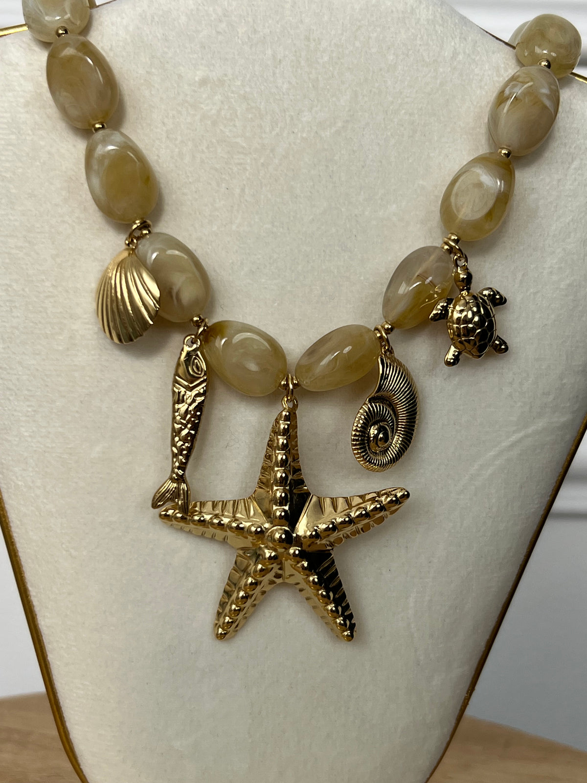 Collier beige et doré : Olivence