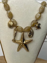 Beige and gold necklace: Olivence
