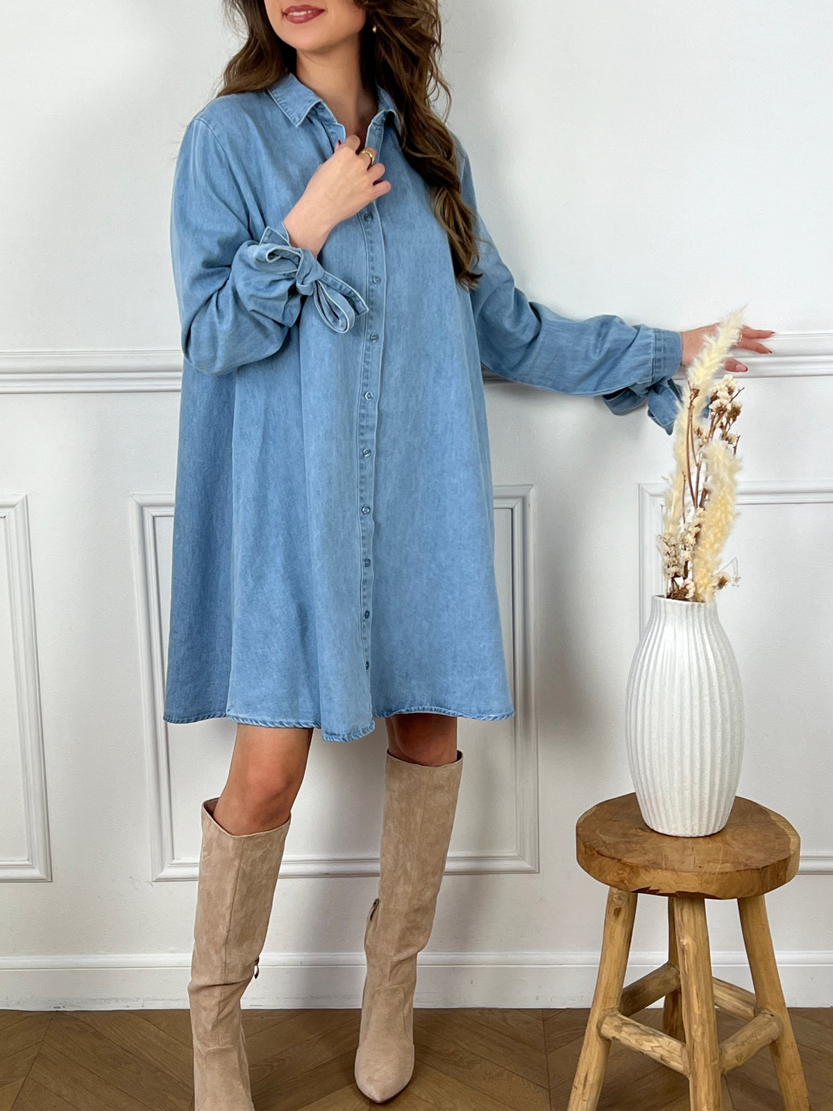 Dynamisez votre garde-robe avec la robe Zoena en jean bleu ! Cette robe courte est parfaite pour toutes les occasions grâce à ses manches longues, ses boutons sur la longueur et ses liens aux manches. Ajoutez une touche de couleur et de style à votre tenue avec cette robe en jean tendance.