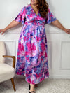 Découvrez notre robe longue à motifs grande taille Lexie ! Avec ses manches courtes, son col V et sa taille élastique au dos, elle vous offre un confort et un style subtils.&nbsp;