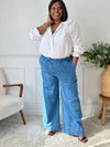 Révélez votre élégance avec le pantalon bleu Eline grande taille ! Sa coupe droite et taille haute flatte votre silhouette. Pratique avec ses poches avant et arrière, il s'ajuste parfaitement avec son élastique et ses liens de serrage.